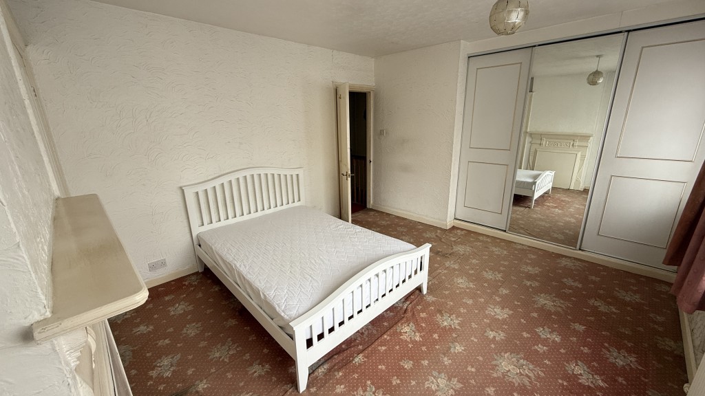 Lot: 174 - END-TERRACE HOUSE REQUIRING REFURBISHMENT - Interior image of main bedroom front